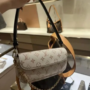 Louis Vuitton Pochette Ivy Louis Vuitton Pochette Ivy