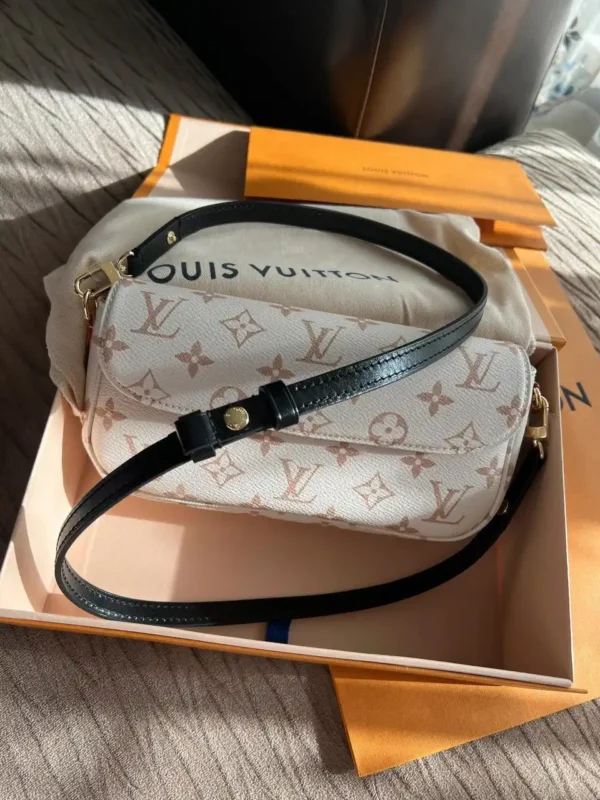 Louis Vuitton Pochette Ivy_5 Louis Vuitton Pochette Ivy